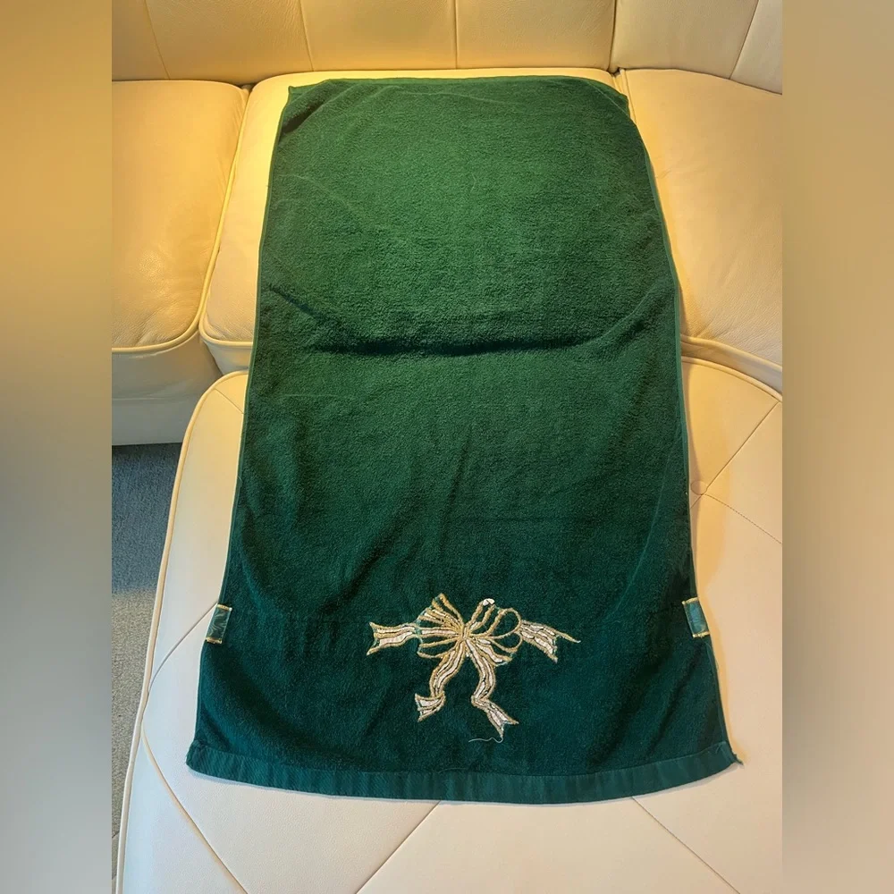 Luxurious Green Velvet Holiday Towels with Embroidered Bow